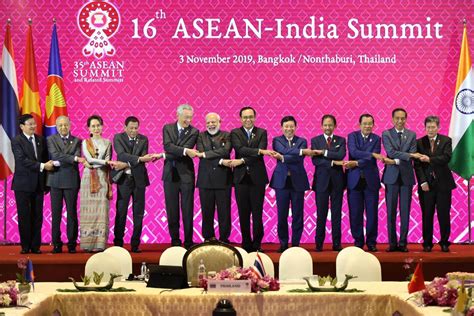 L'Impatto Mondiale del Summit ASEAN-EFTA del 2016 sull'Economia Vietnamita: Analizzando il Contributo di Evelyn Tran