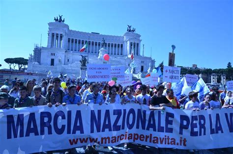 La Marcia per la Libertà: Un'Eruzione di Speranza e Una Spinta Verso un Futuro Migliore